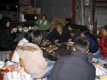 炭火を囲む会員達の写真