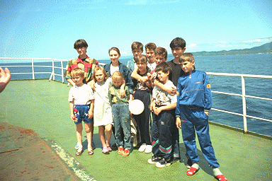 ���ʂ�O�Ɏq�������S����