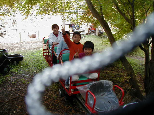 �R���ʂ��Ă��邯�ǒj�̎q�̎ʐ^��