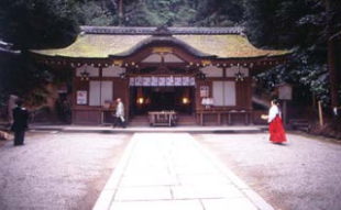 山の辺の道 狭井神社