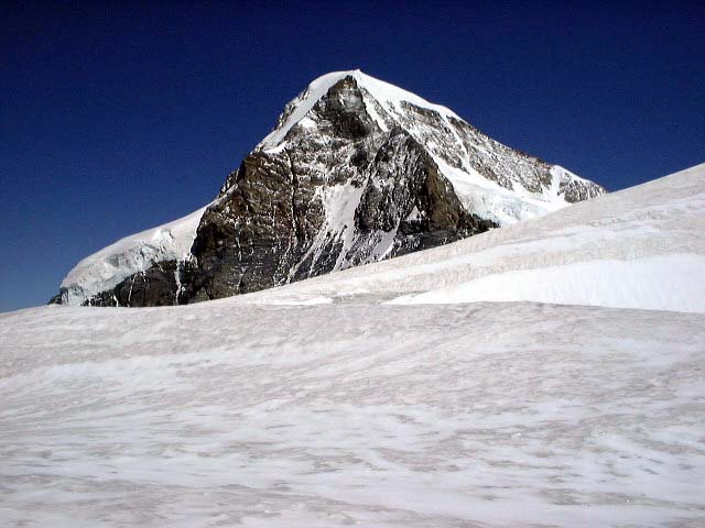 眼前にメンヒ（４０９９ｍ）が