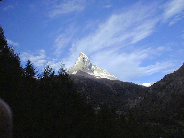 朝のマッターフォルンと山麓の村