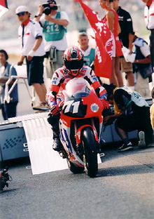 ���j���̌v���\�I�ł̓g�b�v�̂`�E�o���X