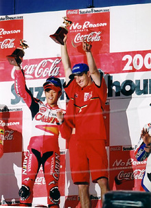 ���Ɨ�̗D���J�b�v��n����A�|�[�Y��<BR>���2�l�B�����ł͉摜�t�o���Ă��܂���<BR>���A�����