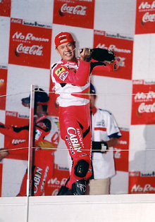 �厡�Y�E�G�h���[�Y�̃o�g����K�ڂɃ`�[���E�ϋq�ɃV�����p���̂���������<BR>