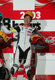 ���c�w�͎����̃w�����b�g�Ɖ�