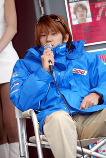 MotoGP�̌����B���̓w�A�s���Ŋϐ킵�Ă��܂����B�����厡�Y�̓]�|��<BR>�m���Ă��܂������A�����������ƕ����Ă��Ȃ��������A����Ƃ�<BR>���̗l�Ȏ����𕚂��Ă����̂��A�܂������̗l�Ȏ��ԂƂ͒m��܂���ł����B<BR>�A��̋ߓS�d�ԂŃj���[�X����̃e���b�v�����ꏉ�߂Ēm��܂����B<BR>�����y�����C���͐�����т܂����B���݂��傿���͏W�����Î���<BR>�����Ă��܂��B�����݂ł����A�����񕜂��ė~�����ƋF��΂���ł��B