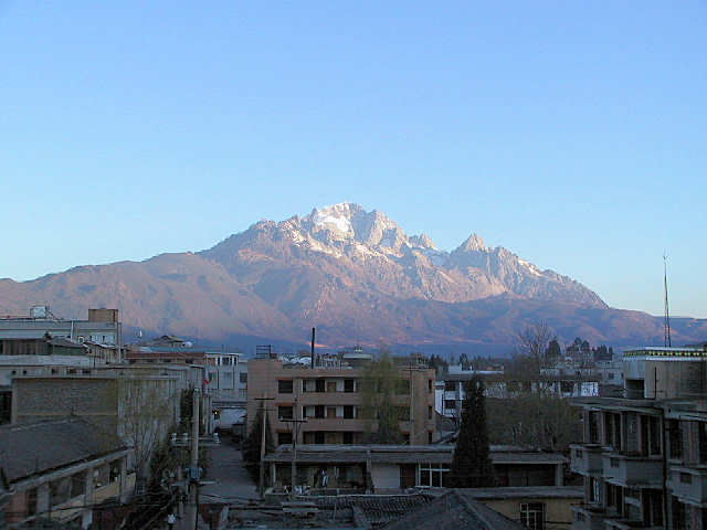 麗紅のシンボル玉龍雪山