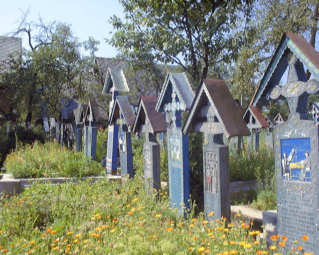 サプンツァ村の「陽気な墓」