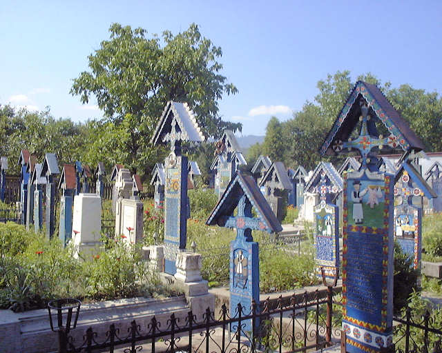 サプンツァ村の「陽気な墓」