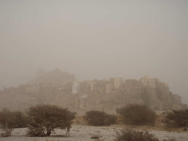 砂煙舞うアルハジャレイン村