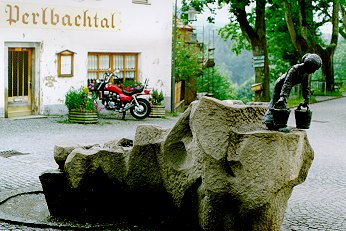 A photo of a statue at the entrance to the Perlbach.