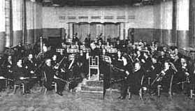 1915�N�A�����ȑ�T�Ԃ��w������V�x���E�X