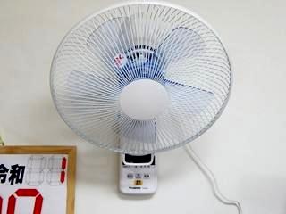 脱衣場に壁掛扇風機