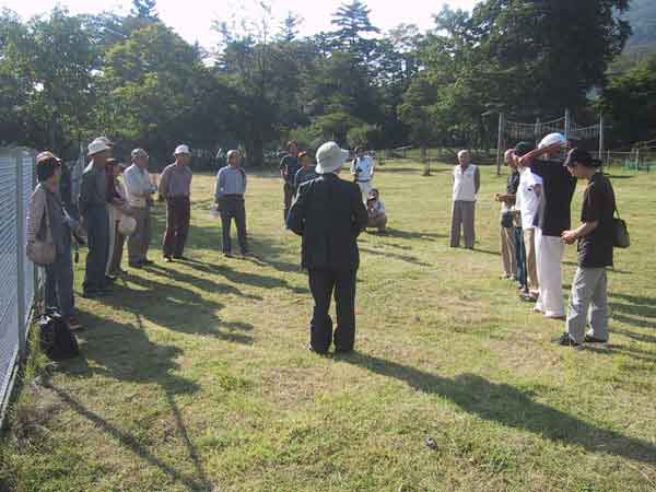 神社敷地内での説明