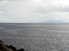 海の向こうには国後島が見える