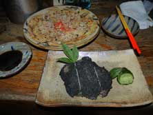 沖縄風お好み焼のヒラヤチーと豚肉を黒胡麻で包んだミヌダル