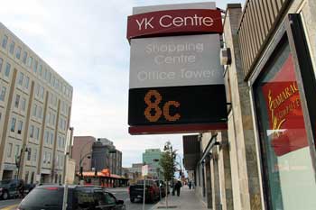 YK Center̉x\