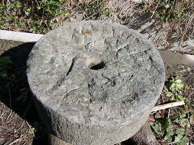 上臼の上面、投入口がある