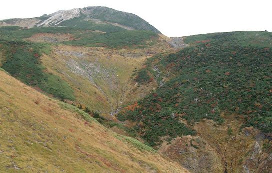 御前峰を見上げる。右上はトンビ岩。