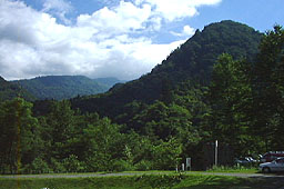 市ノ瀬駐車場から雲のかかった山頂