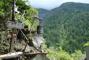 湯の花峠から山頂を望む