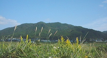 倉垣の里から見上げる歌垣山