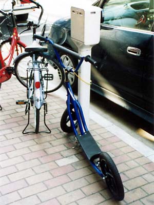 青いスクーター