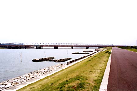 川岸に並ぶ「H」