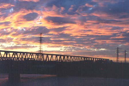 油絵の空と鉄塔