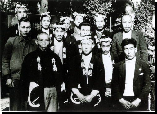 後列左から中村政二、嶋﨑正一、岡島吉次（笛）、井上英敏（笛）、柴岡陟展、武島稔、髙橋武豊。
前列左から井上寿助（太鼓長）、浅見久作、大澤時治（鉦）、新井正保。
（敬称略・昭和２８年１２月６日秩父神社境内）