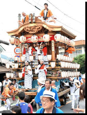 皆野町原屋台。土台部分は下郷笠鉾の時のままです。