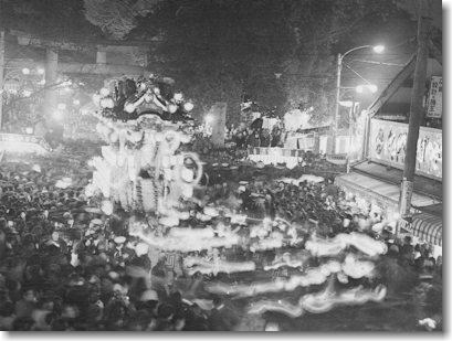 番場通り。写真奥から手前方向に神幸祭の行列が進みました。先頭の中近笠鉾は、この位置で３０分以上停止しました。
