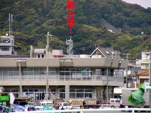 勝浦港から望遠の風力塔