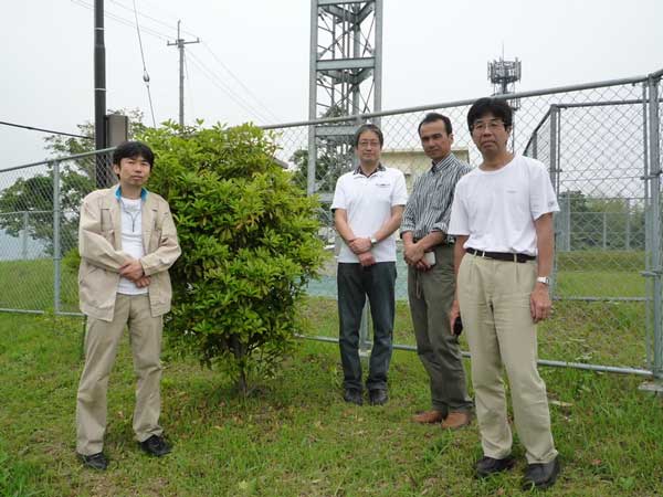 津山観測所南西側にてメンバー