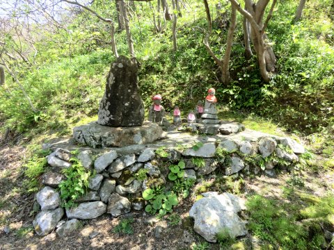参道入口の石仏群