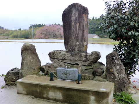 椎泊の鯨塚