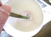 ボンドに水を混ぜる