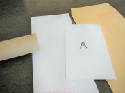 封筒と紙の筒