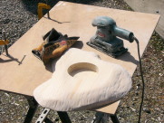 彫刻刀と電動サンダーで形を作る