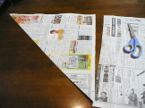 新聞を折って三角形を作ります