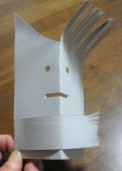 紙の人形：マフラーをする人