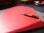 カラーボードにコンパスで円を描きます