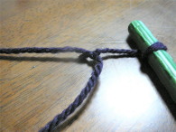 横の毛糸に端を結びつけます