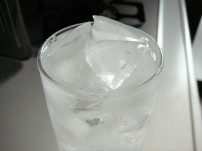 コップ一杯の水と氷