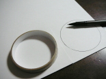 紙芯の外側をなぞって円を描きます