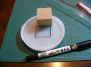 蓋にブロックより大きな四角をサインペンで書きます