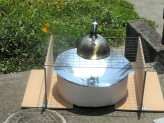 ソーラークッカーのパラボラ型で水を沸かす実験
