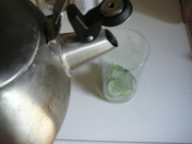 パイプ洗浄液に熱湯を入れる